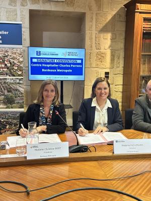 signature de convention par Stéphanie Fazi-Leblanc et Christine Bost