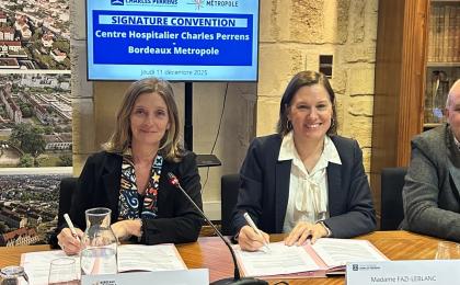 signature de convention par Stéphanie Fazi-Leblanc et Christine Bost